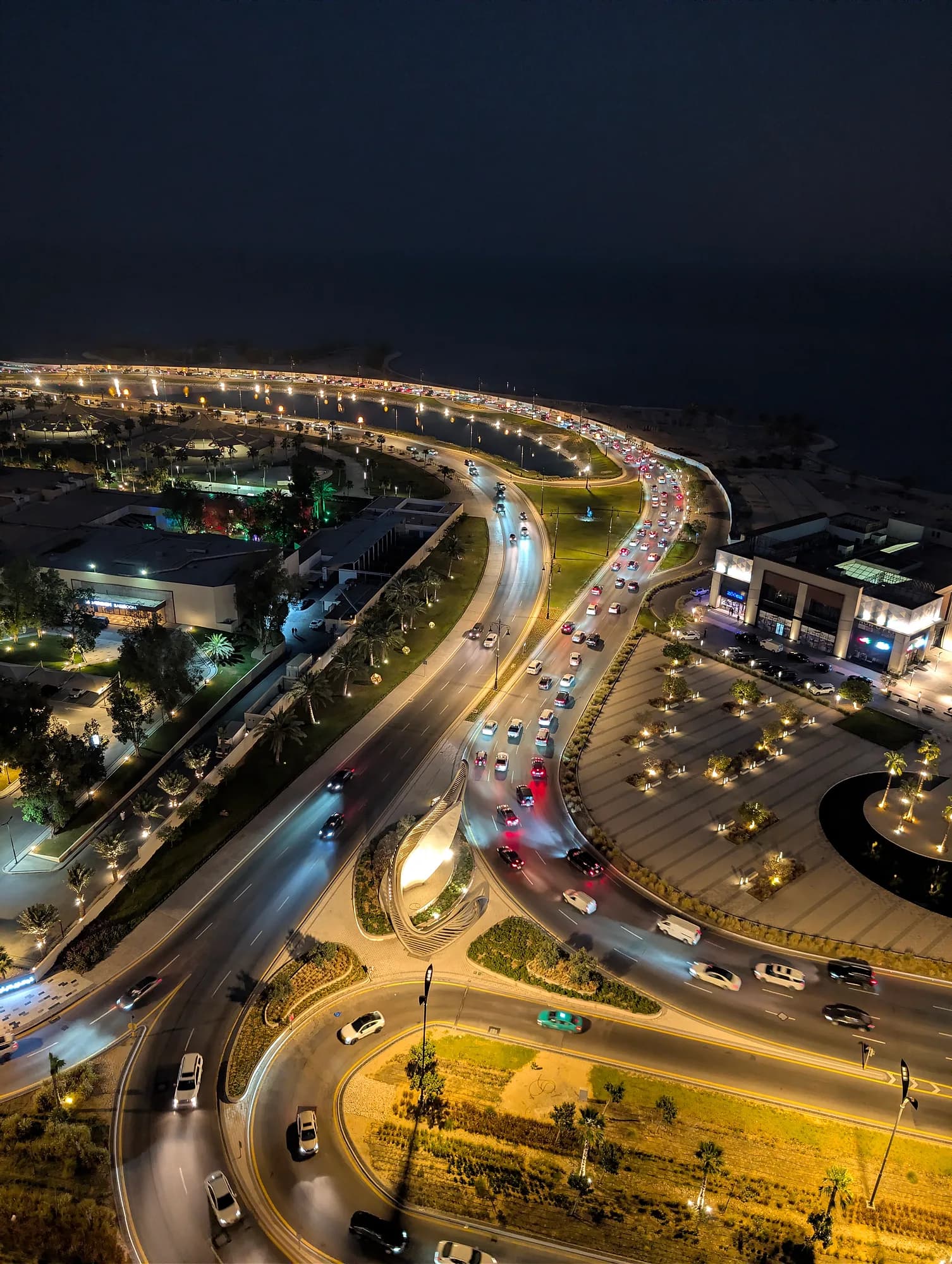 منظر جوي ليلي لكورنيش الخبر وبحيرته، المملكة العربية السعودية