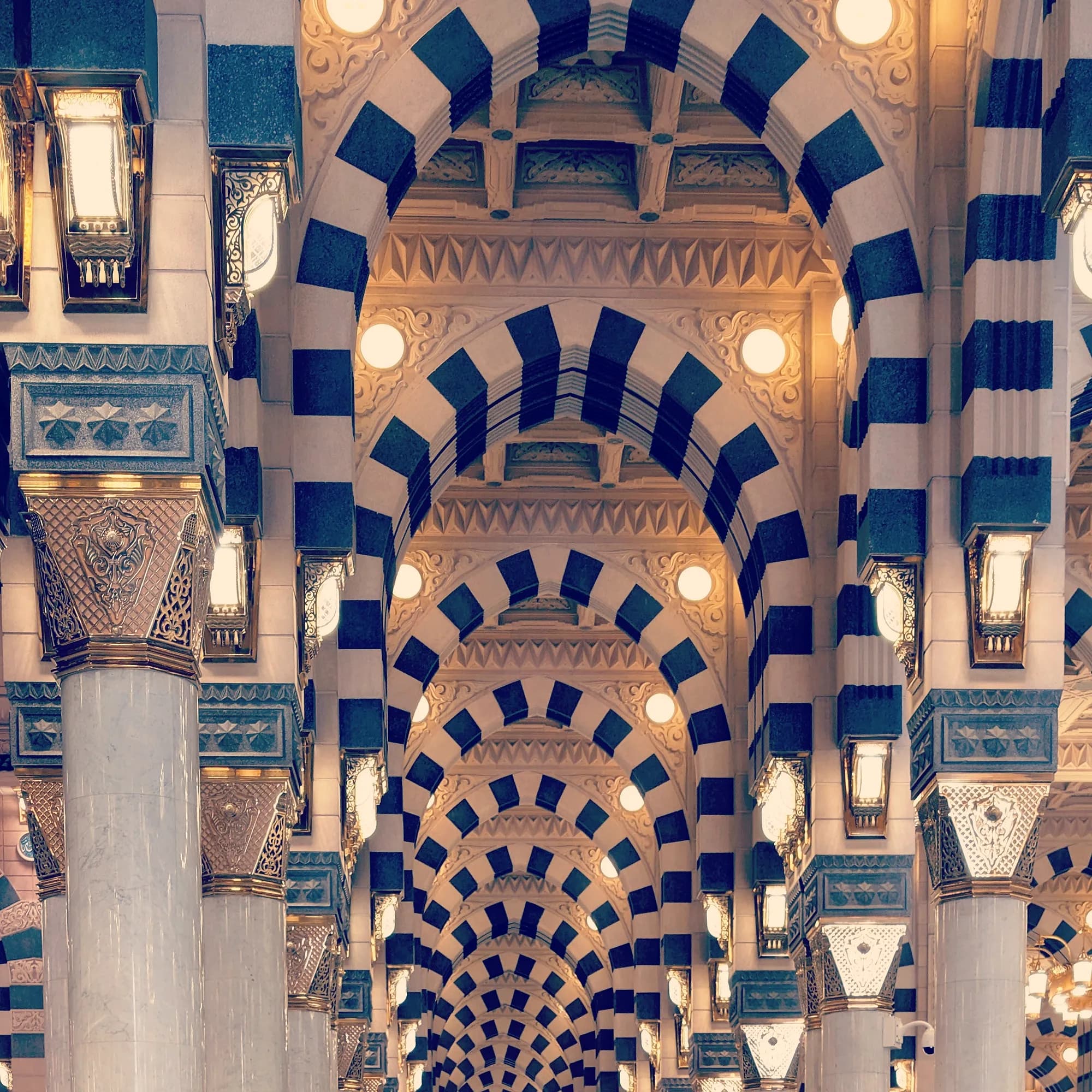 الأقواس المخططة بالأبيض والأسود داخل المسجد النبوي، المدينة المنورة